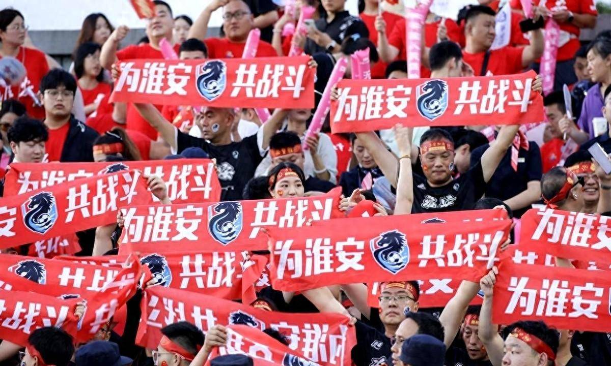 赛制(zhì)大改引争議(yì)！苏超(chāo)联赛推(tuī)“双败淘汰”，能否实现职业化发展？