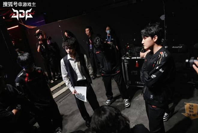 LPL登峰辅助不会二连火了,化身磕头拜年牛,管泽元顶级嘲讽