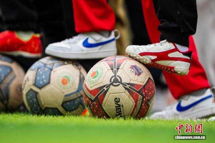 貴(guì)州(zhōu)毕节：“青訓(xùn)”校园 少(shǎo)年“足”梦