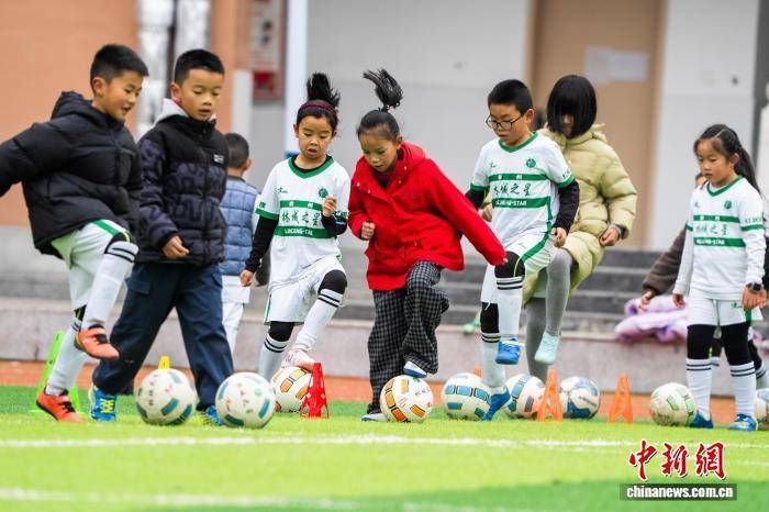 贵州毕节:“青训”校园 少年“足”梦